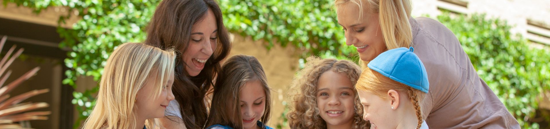  A group of Daisy Girl Scouts outdoors with two leaders 